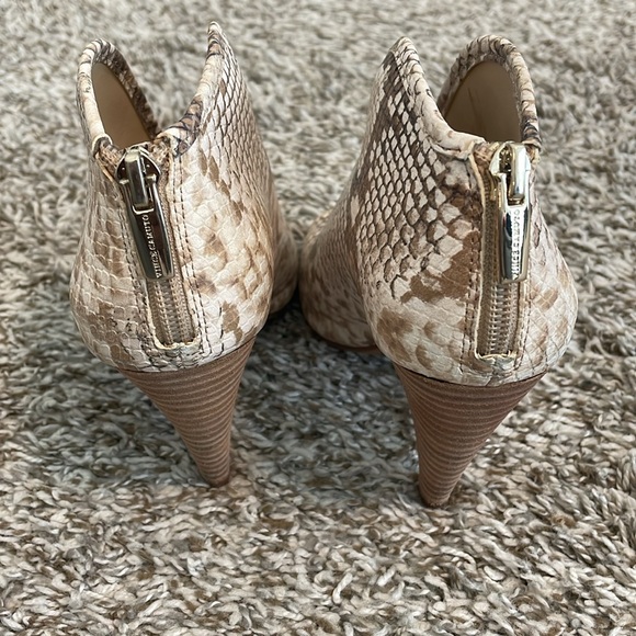 Vince Camuto, Snakeskin Peep Toe Bootie size 5.5 - Picture 4 of 11